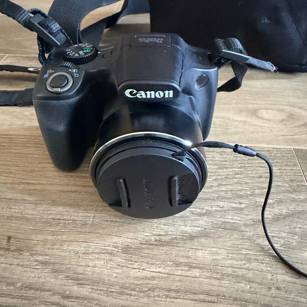 Canon Powershot SX520 HS Camera with Camera Lens Cover and Camera Bag